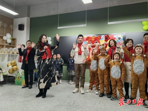 机器人边唱边跳迎新年，家长实时远程围观送祝福，这所智慧校园让孩子们期待下学期早点来