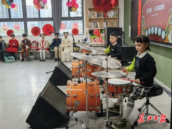 机器人边唱边跳迎新年，家长实时远程围观送祝福，这所智慧校园让孩子们期待下学期早点来