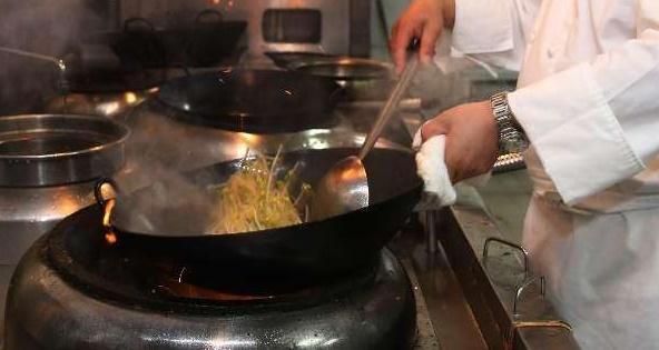 不粘锅为何屡次翻车？或许没有做好这2步，不会用一样粘锅