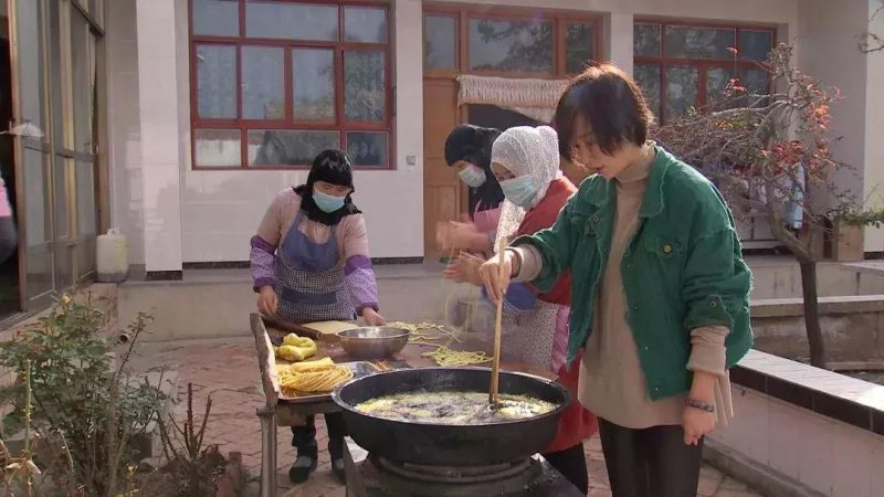 90后女硕士，在国家级贫困县，一年卖出700万元销售额