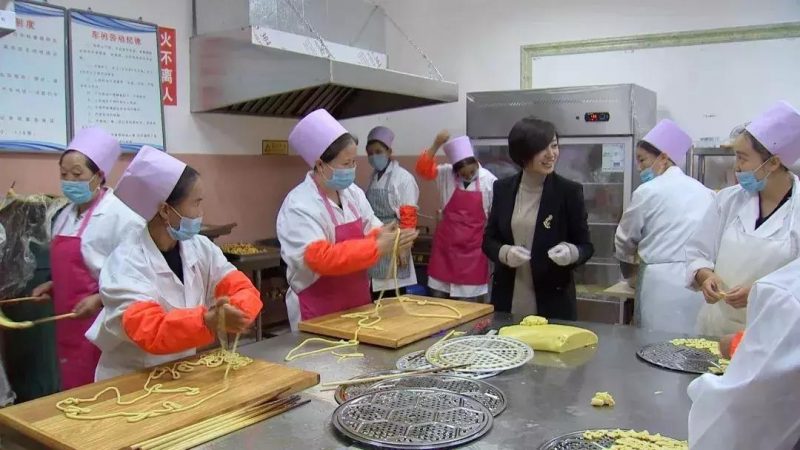 90后女硕士，在国家级贫困县，一年卖出700万元销售额