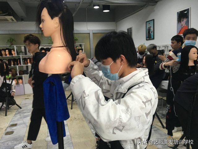 哪里有学美发的学校？那里可以学理发-1