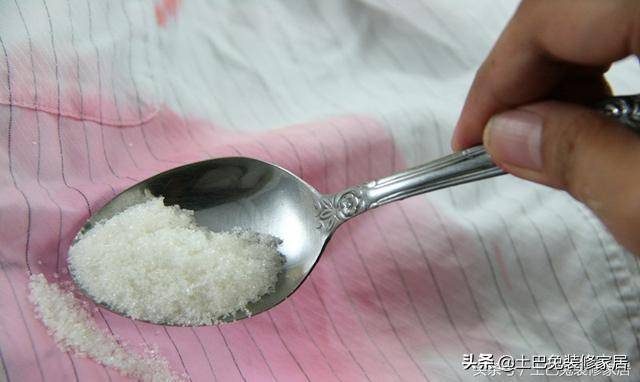 白衣服发黄怎么洗可以变白?发黄的白衣怎么恢复亮白-1