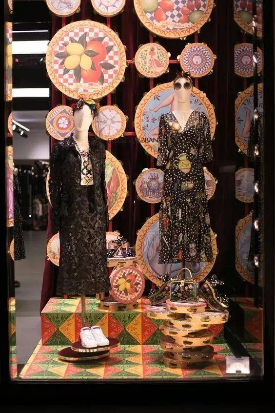 服装店陈列技巧（服装卖场陈列教程）-1