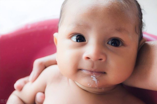 婴儿为什么会吐奶？新生儿吐奶是吃太多了吗-资料巴巴网