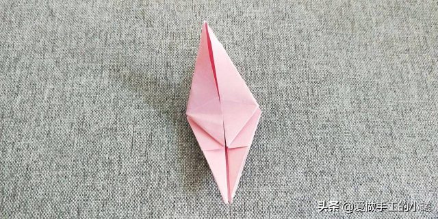 手折纸百合花怎么折?百合花的折法步骤图-1