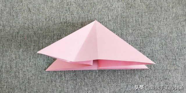 手折纸百合花怎么折?百合花的折法步骤图-1