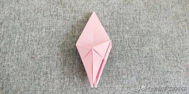 手折纸百合花怎么折?百合花的折法步骤图-1
