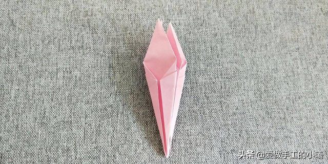 手折纸百合花怎么折?百合花的折法步骤图-1