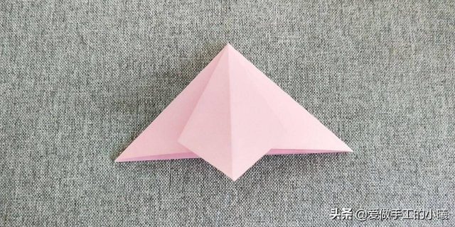 手折纸百合花怎么折?百合花的折法步骤图-1