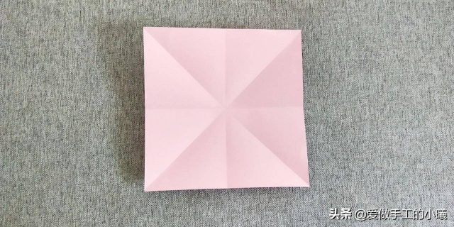手折纸百合花怎么折?百合花的折法步骤图-1