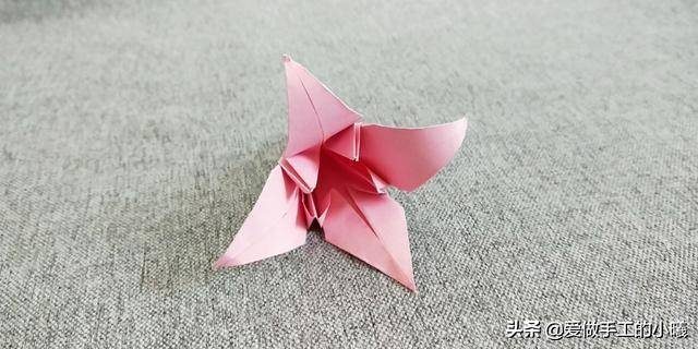 手折纸百合花怎么折?百合花的折法步骤图-1