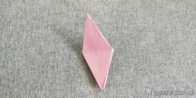 手折纸百合花怎么折?百合花的折法步骤图-1
