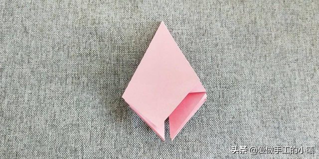 手折纸百合花怎么折?百合花的折法步骤图-1