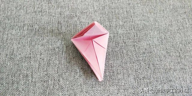 手折纸百合花怎么折?百合花的折法步骤图-1