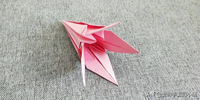 手折纸百合花怎么折?百合花的折法步骤图-1