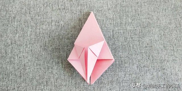 手折纸百合花怎么折?百合花的折法步骤图-1