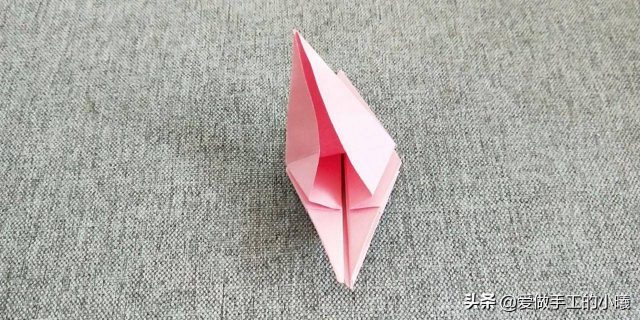 手折纸百合花怎么折?百合花的折法步骤图-1
