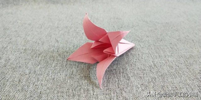 手折纸百合花怎么折?百合花的折法步骤图-1