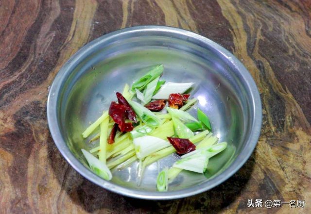 蒜苔怎么做好吃?正宗的素炒蒜苔-1