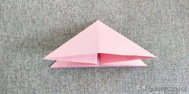 手折纸百合花怎么折?百合花的折法步骤图-1